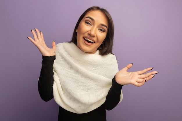 Jonge vrouw die met witte sjaal het spreiden van wapens aan de kanten glimlachen