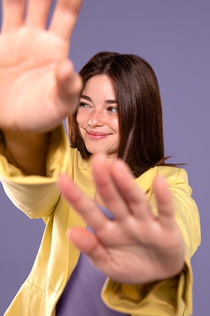 Jonge vrouw die middelgroot schot stelt