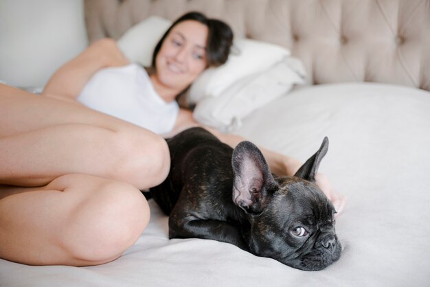 Jonge vrouw die naast haar hond koelt