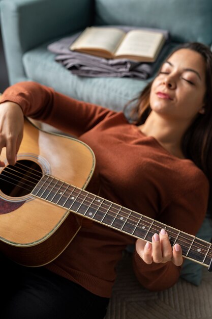 Jonge vrouw die offline van het leven geniet