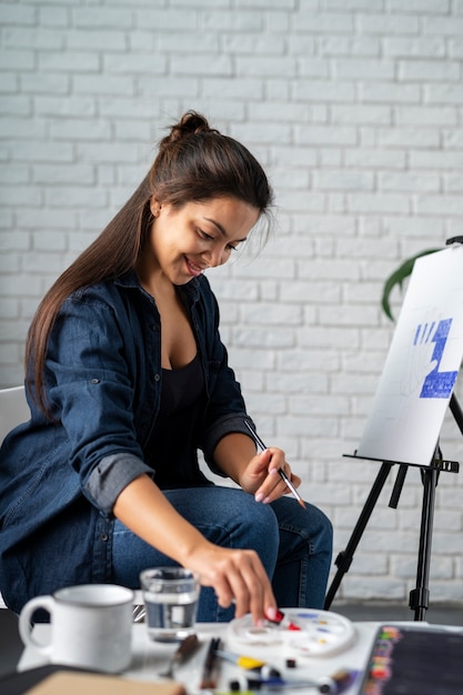 Jonge vrouw die offline van het leven geniet