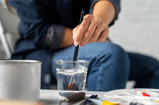 Jonge vrouw die offline van het leven geniet