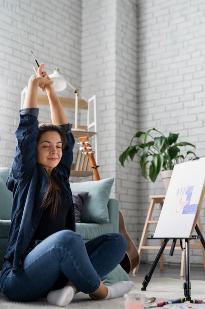 Gratis foto jonge vrouw die offline van het leven geniet