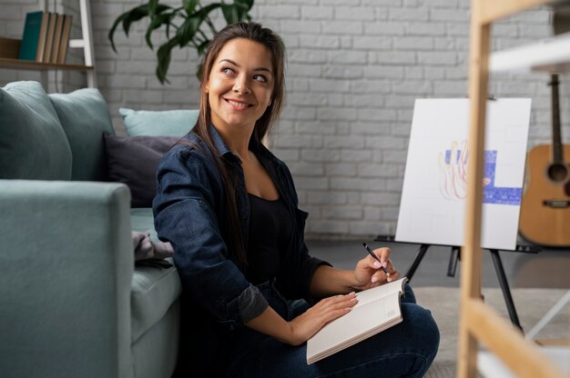 Jonge vrouw die offline van het leven geniet