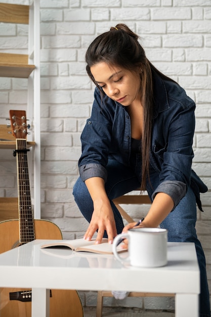 Jonge vrouw die offline van het leven geniet