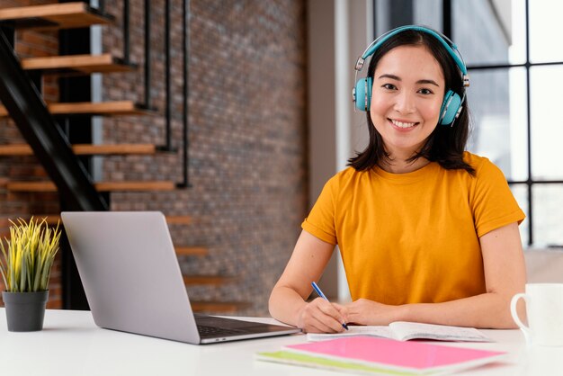 Jonge vrouw die online klas bijwoont