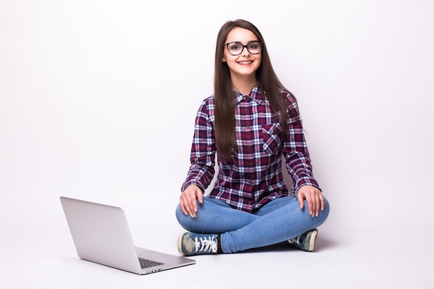 Jonge Vrouw Die Op Laptop Op De Vloer Werkt Op Witte Achtergrond