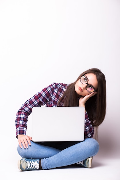 Jonge Vrouw Die Op Laptop Op De Vloer Werkt Op Witte Achtergrond