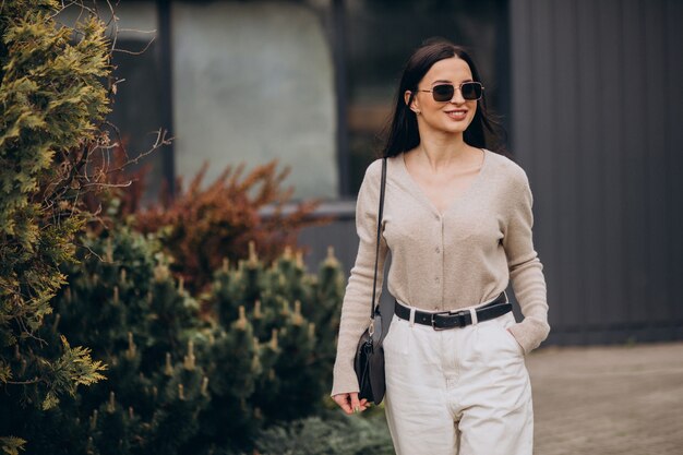 Jonge vrouw die op straat loopt