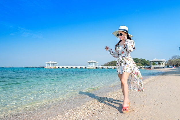 Jonge vrouw die op strand in Si chang island, Thailand loopt.