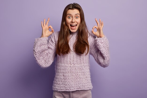 Jonge vrouw die paarse trui draagt