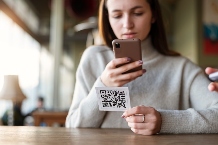 Gratis Foto jonge vrouw die qr-code scant