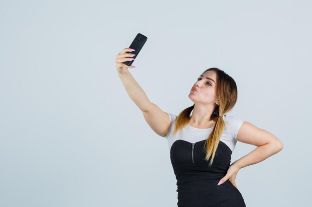 Jonge vrouw die selfie maakt