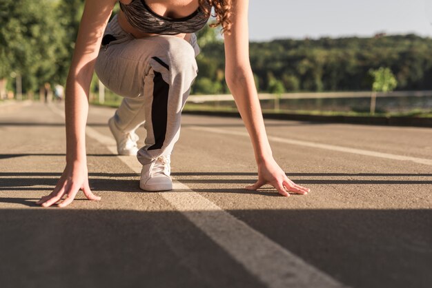 Jonge vrouw die sport in het park doet