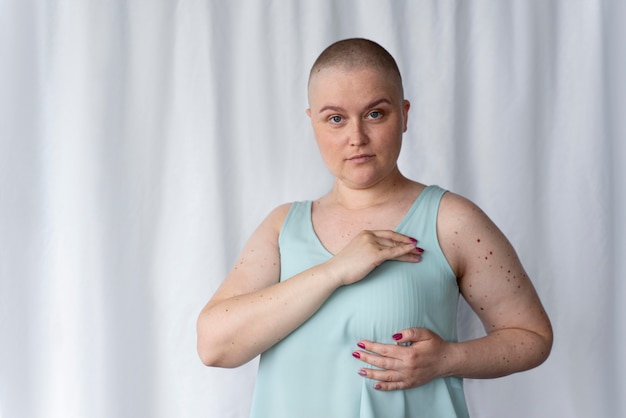 Jonge vrouw die tegen kanker vecht