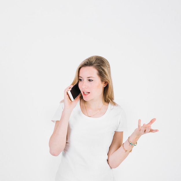 Jonge vrouw die telefoongesprek heeft