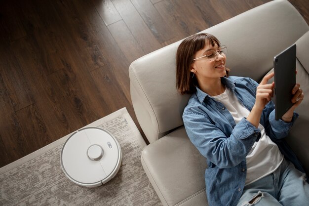 Jonge vrouw die thuistechnologie gebruikt