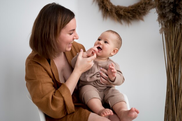 Jonge vrouw die tijd doorbrengt met haar baby