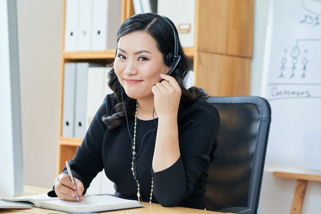 Jonge vrouw die van het werk geniet