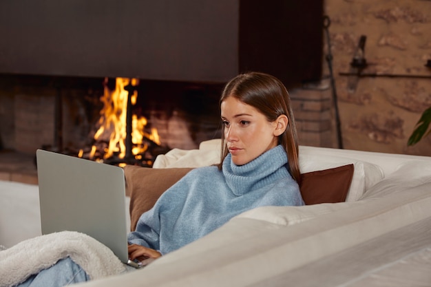 Gratis foto jonge vrouw die vanuit huis werkt