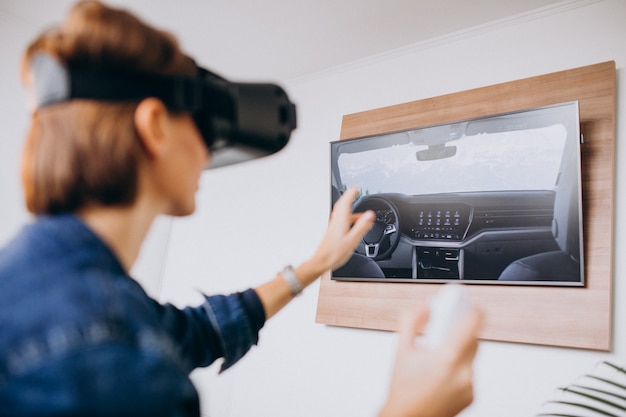 Jonge vrouw die vr-bril draagt en virtueel spel speelt dat ver gebruikt