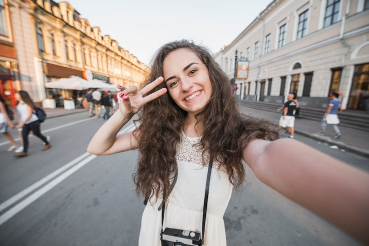 Gratis Foto jonge vrouw die vredesteken toont