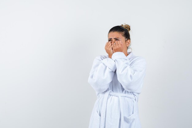 Jonge vrouw die vuisten balt en er bang uitziet