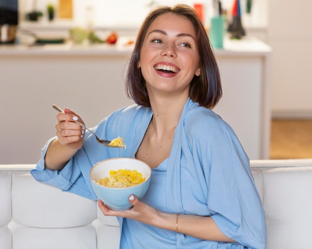 Jonge vrouw die wat vrije tijd thuis geniet