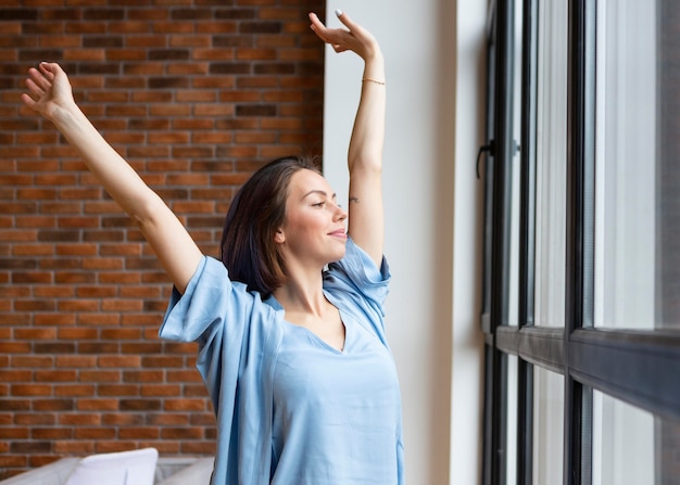 Jonge vrouw die wat vrije tijd thuis geniet