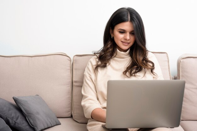 Jonge vrouw die werkt als freelancer