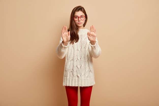 Gratis foto jonge vrouw die witte sweater draagt