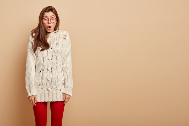 Jonge vrouw die witte sweater draagt