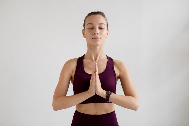 Jonge vrouw die yoga beoefent voor haar lichaamsbalans