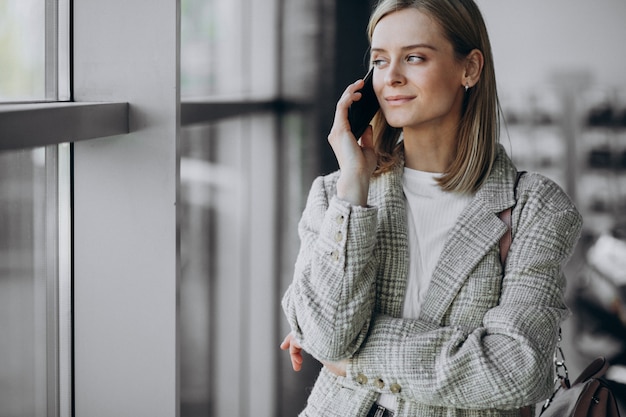 Jonge vrouw die zich binnen het bureaucentrum bevindt