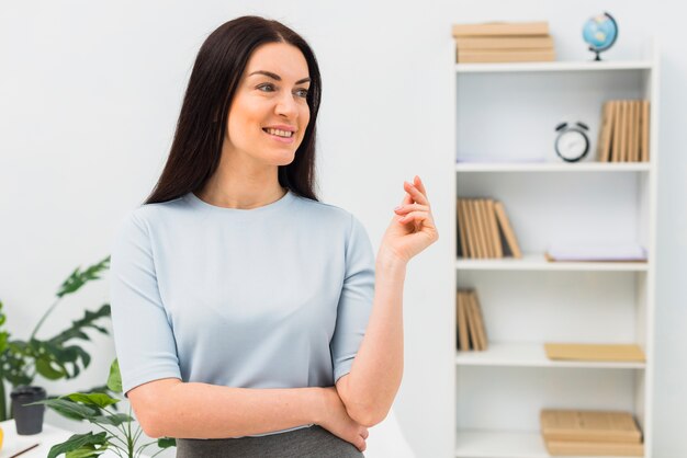 Jonge vrouw die zich in bureau bevindt