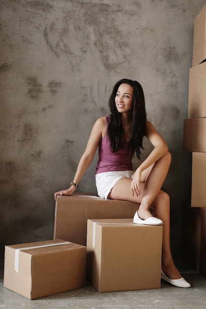 Jonge vrouw die zich op haar nieuwe flat beweegt