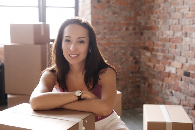 Jonge vrouw die zich op haar nieuwe flat beweegt