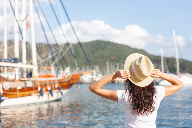 Gratis foto jonge vrouw die zich op haven bevindt