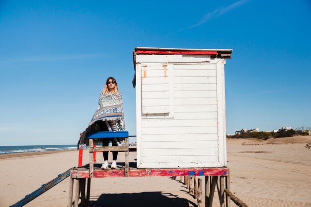 Jonge vrouw die zich voordeed aan de kust