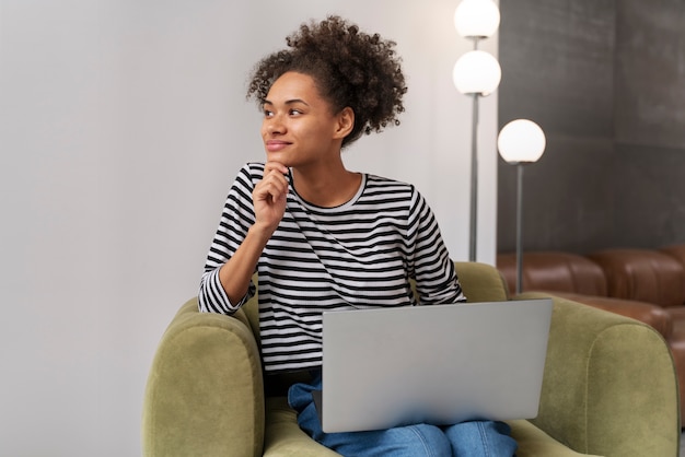 Jonge vrouw doet haar online winkelen