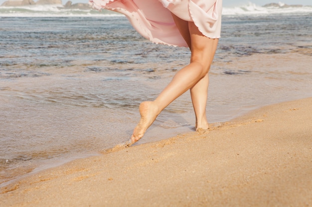 jonge vrouw draait op het strand