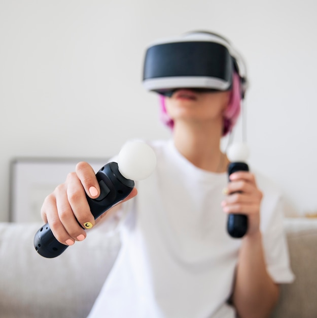 Jonge vrouw een virtual reality-spel spelen