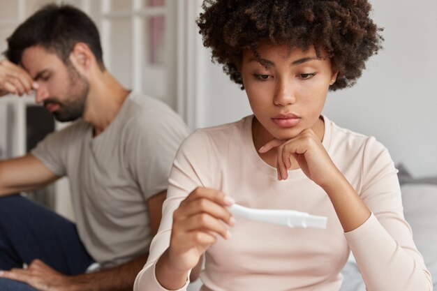 Jonge vrouw en man hebben problemen in het gezinsleven