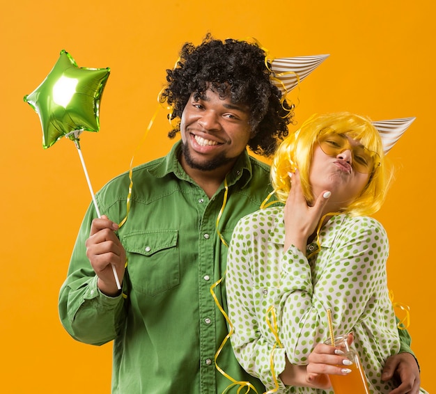 Gratis foto jonge vrouw en man met partijballon