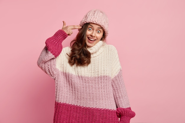 Jonge vrouw, gekleed in kleurrijke winterkleren