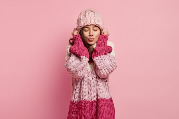 Jonge vrouw, gekleed in kleurrijke winterkleren