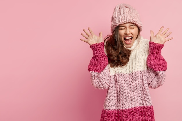 Gratis foto jonge vrouw, gekleed in kleurrijke winterkleren