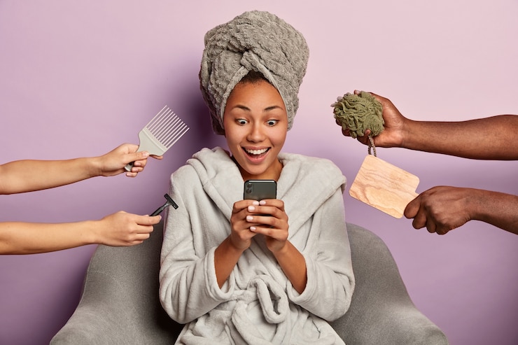 Gratis Foto jonge vrouw geniet van beauty spa thuis aanbrengen in badjas