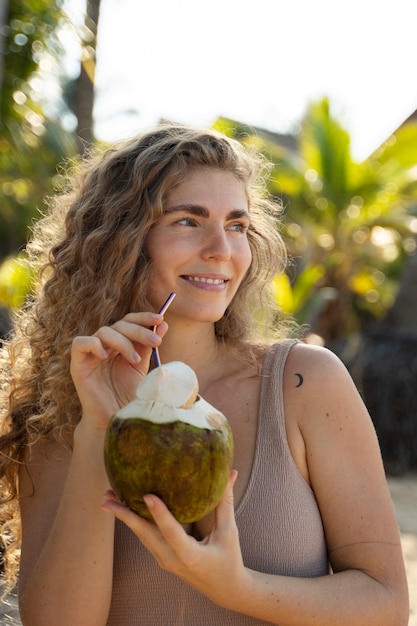 Gratis foto jonge vrouw geniet van de zomer