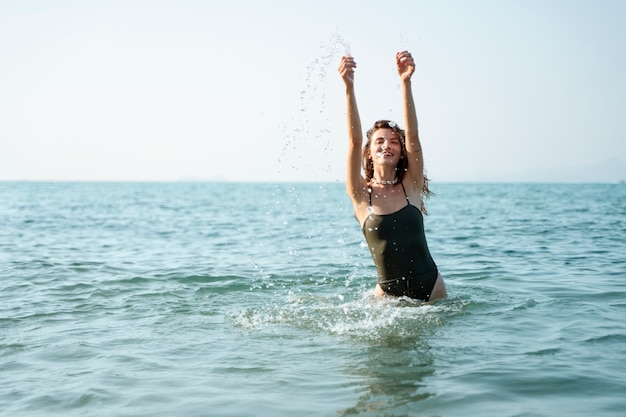 Jonge vrouw geniet van de zomer